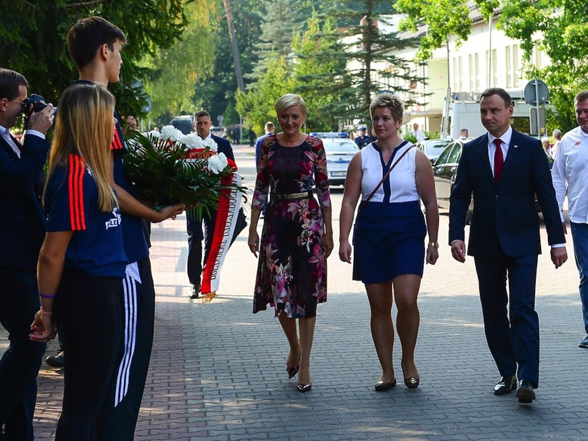 Agata Duda, Andrzej Duda, Anita Wlodarczyk, Robert Skolimowski składają kwiaty pod pomnikiem Kamili Skolimowskiej