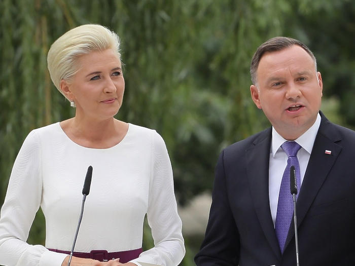 https://s3.party.pl/newsy/agata-duda-w-bialej-sukience-andrzej-duda-w-garniturze-524842-4_3_700.jpg