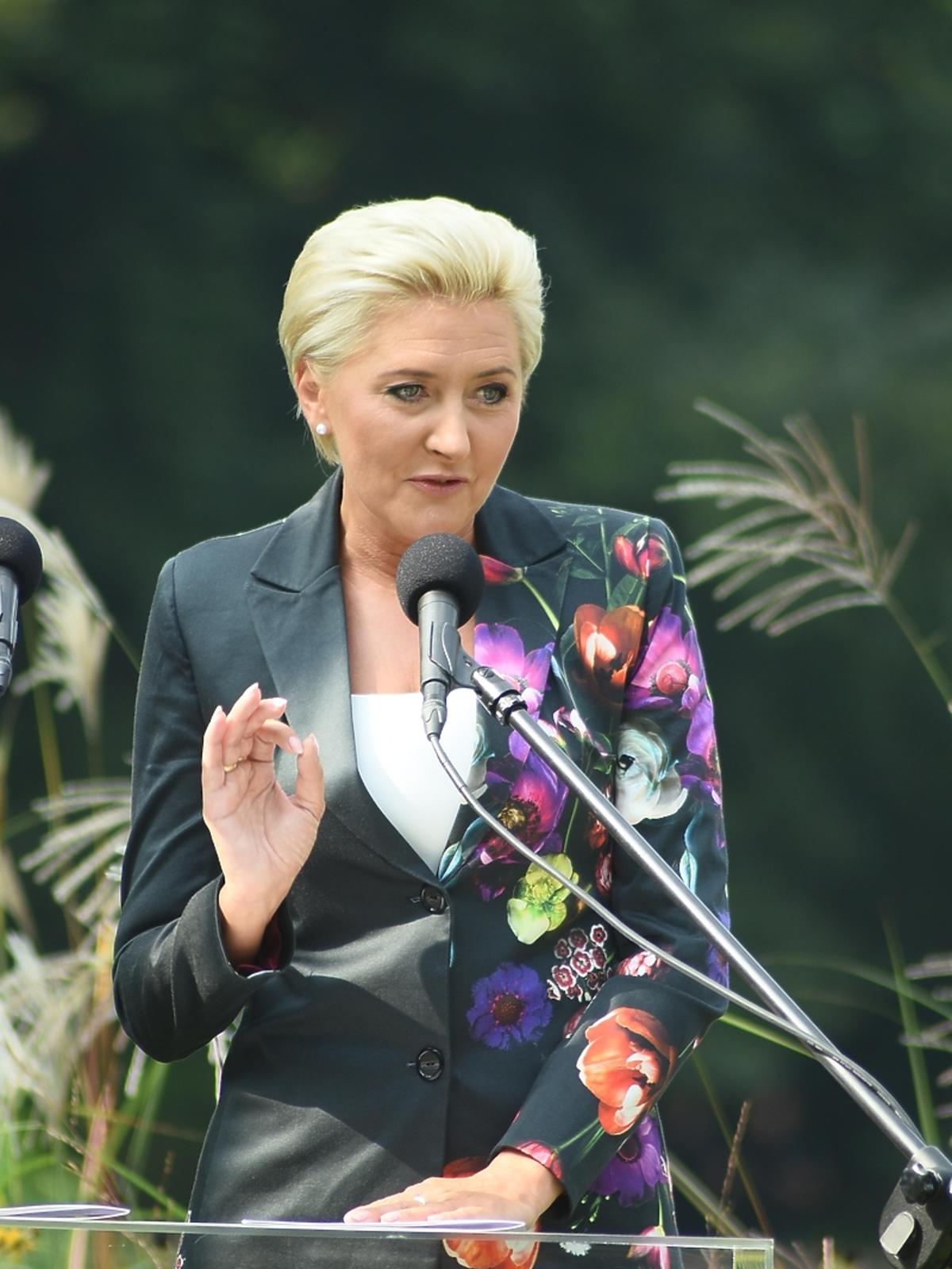 Agata Duda w garniturze w kwiaty