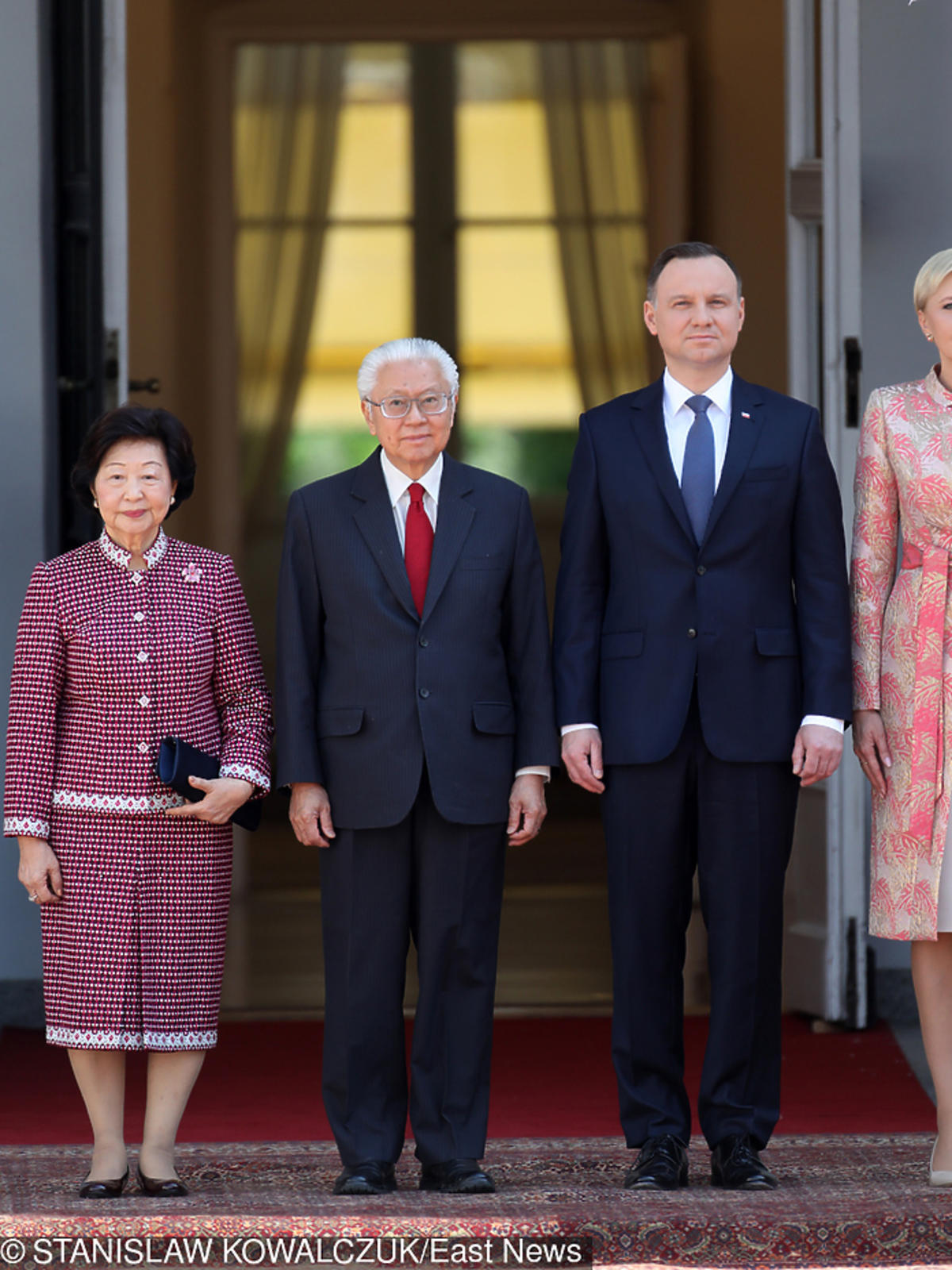 Agata Duda w kolorowej stylizacji na spotkaniu z prezydentem Singapuru