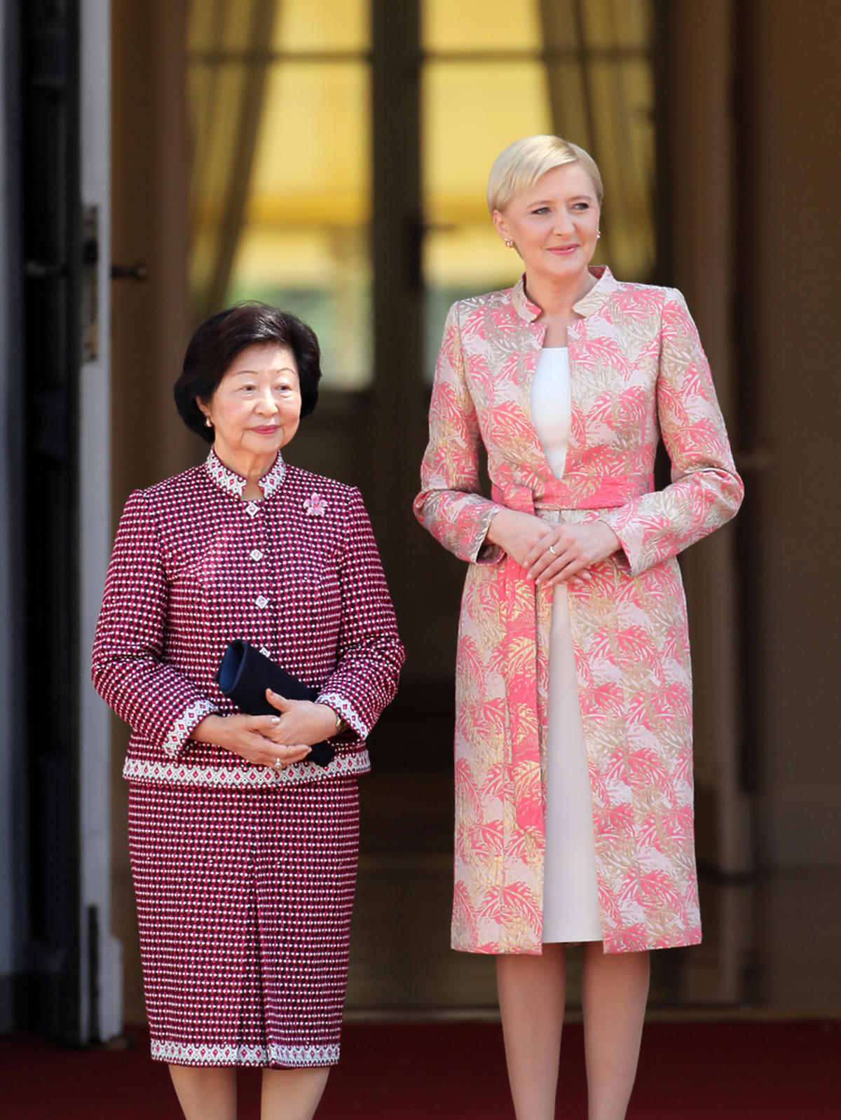 Agata Duda w kolorowej stylizacji na spotkaniu z prezydentem Singapuru