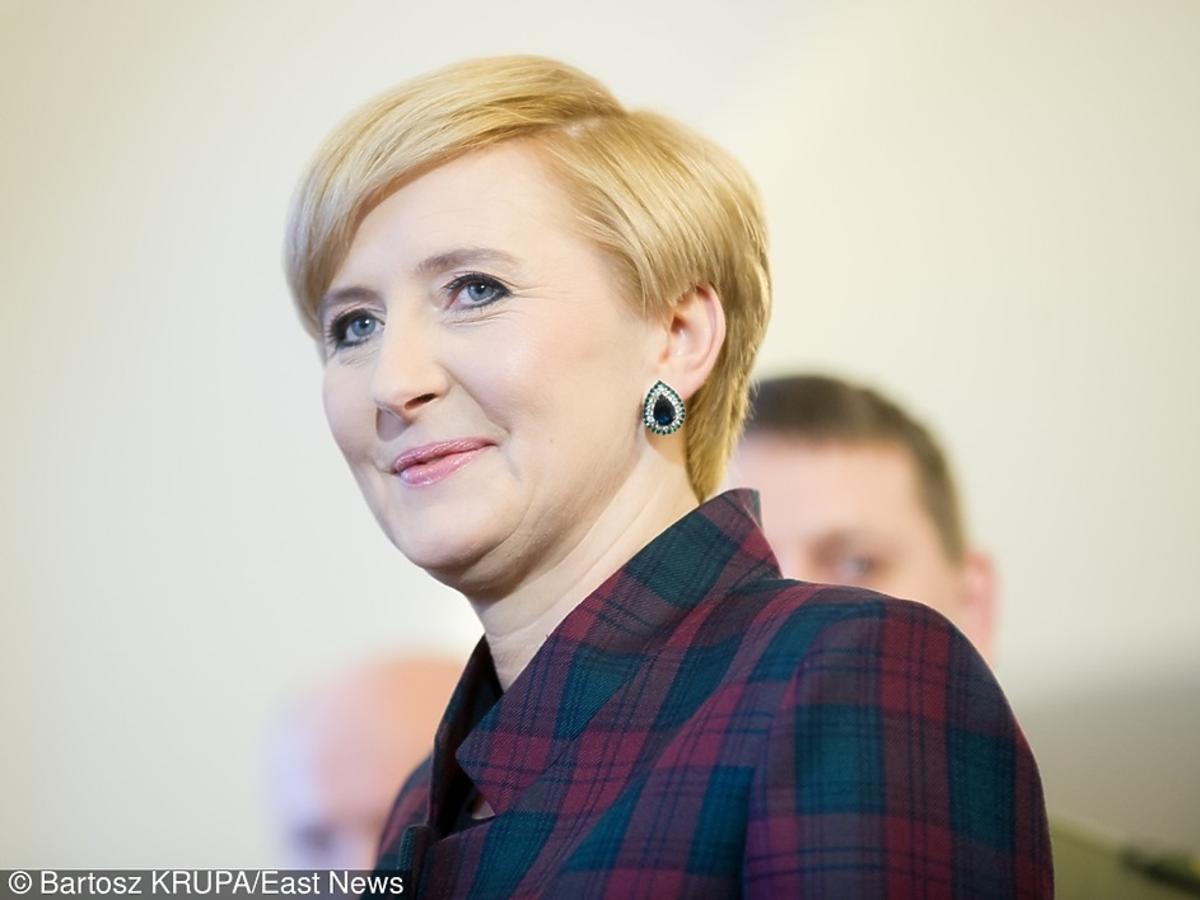 Agata Duda w kraciastym żakiecie