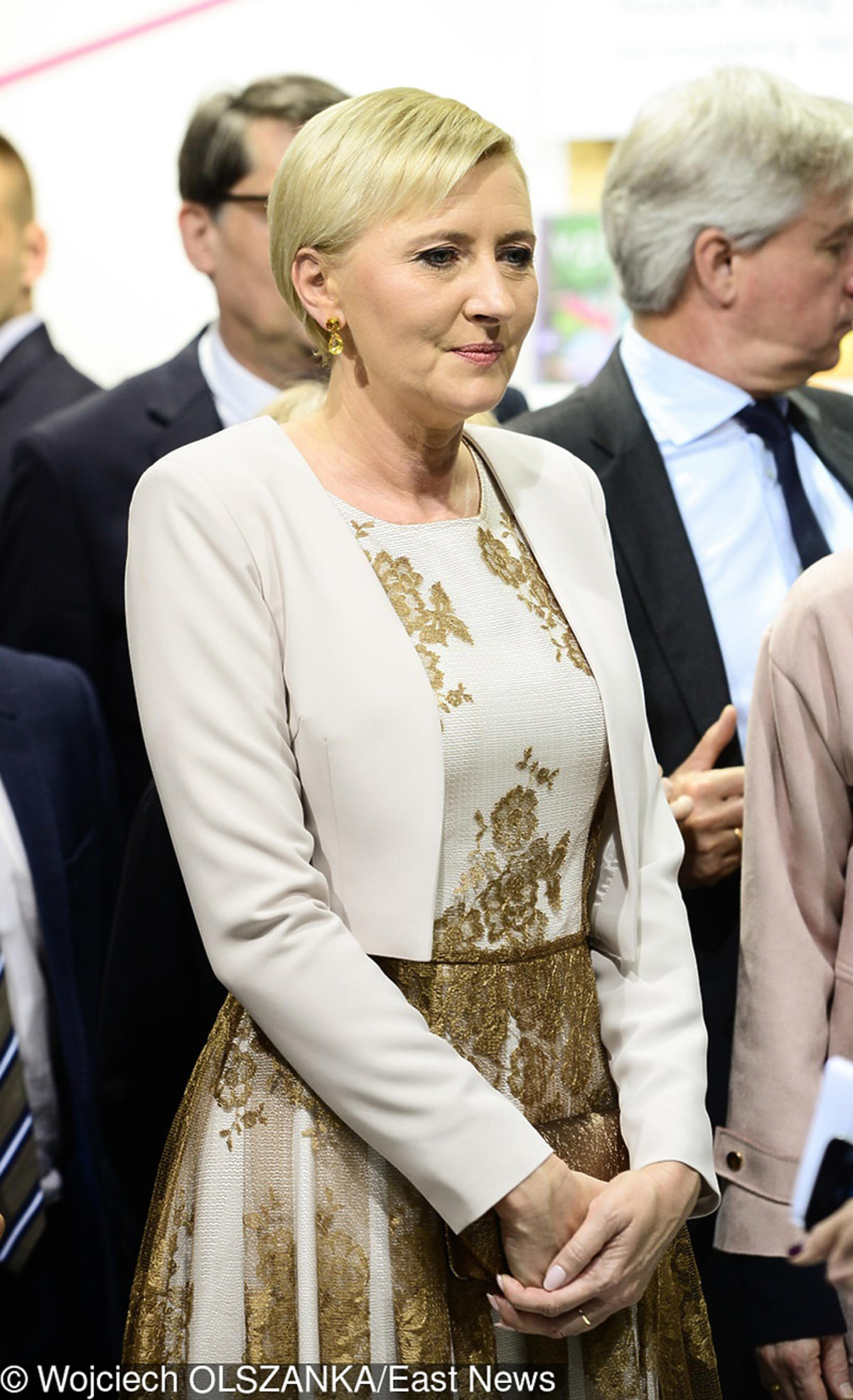 Agata Duda w kremowej sukni ze złotymi aplikacjami Eli Piorun 