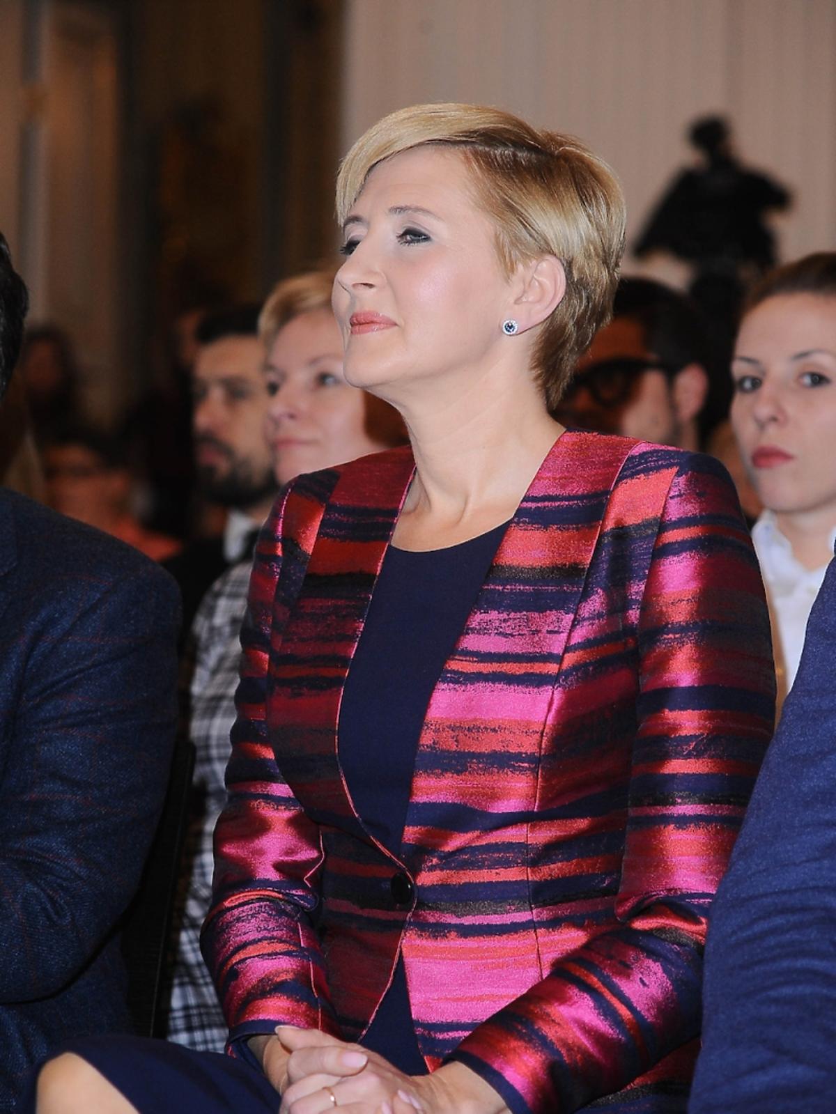 Agata Duda w różowo czerwonej marynarce