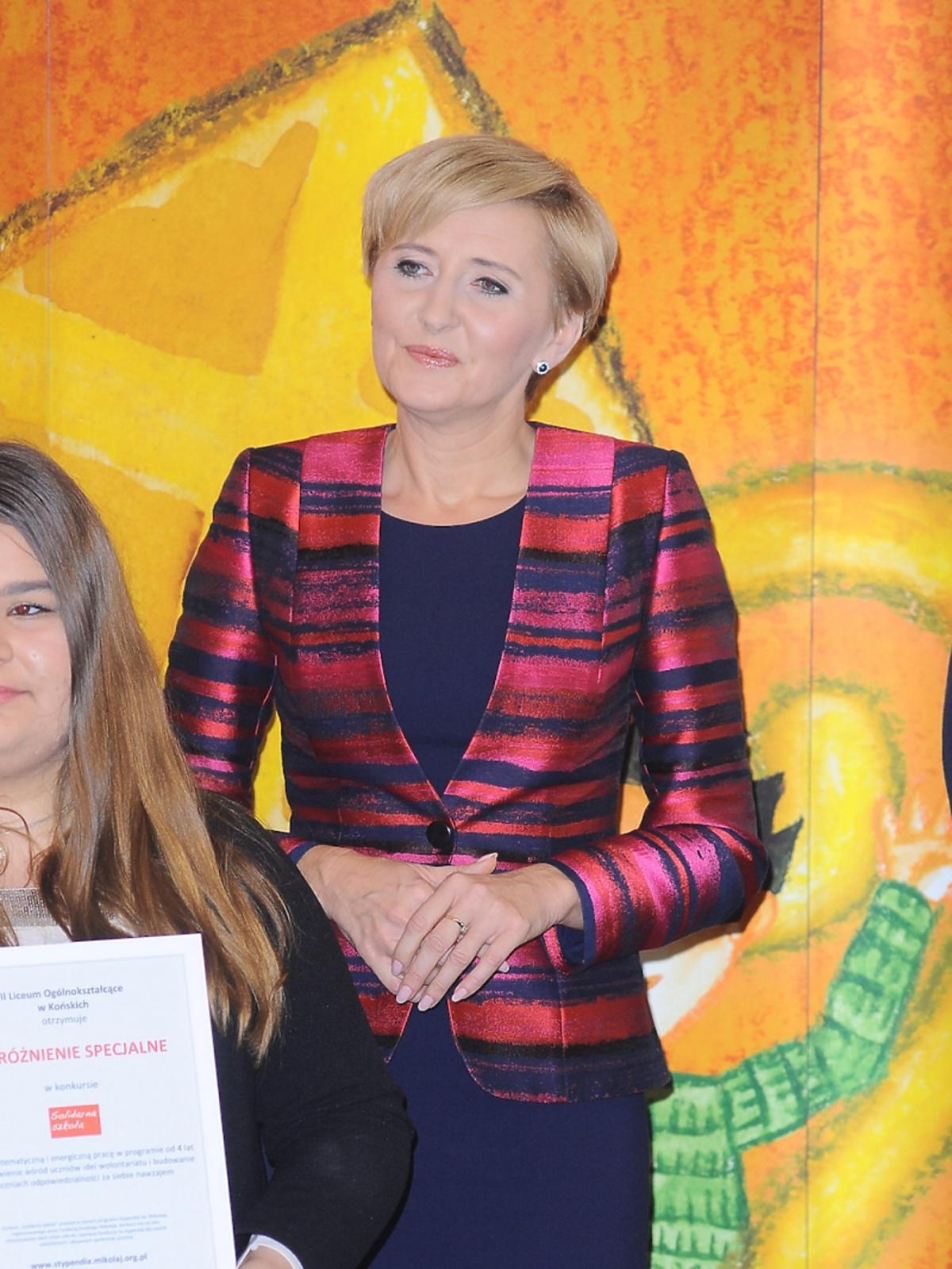 Agata Duda w różowo czerwonej marynarce
