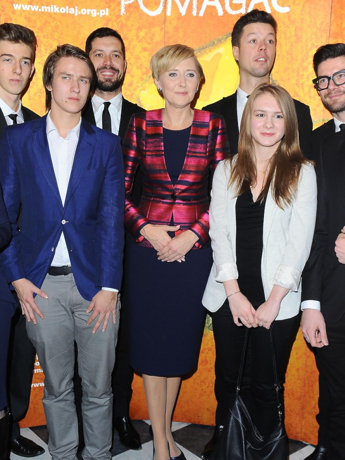 Agata Duda w różowo czerwonej marynarce