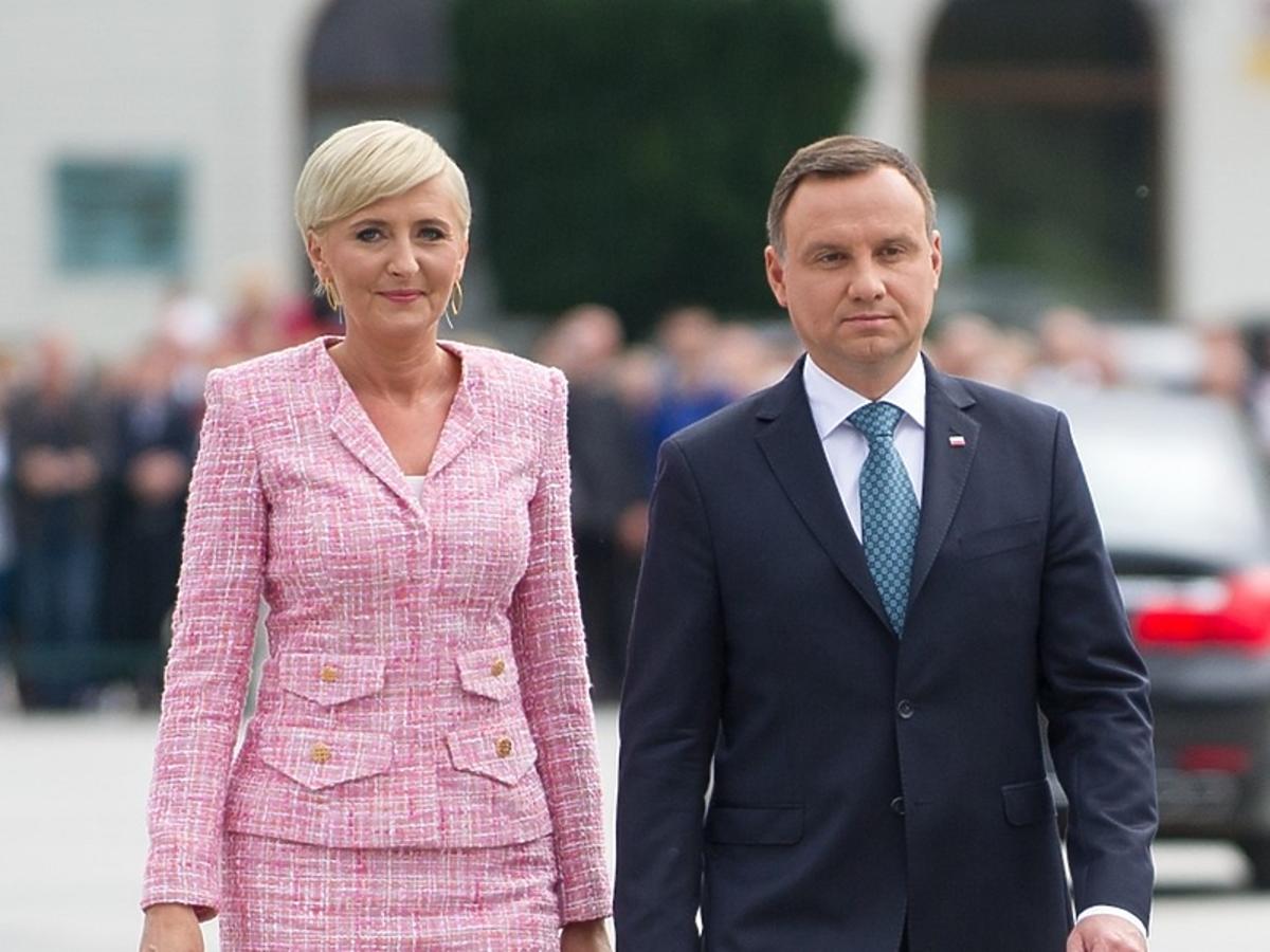 Agata Duda w różowym komplecie na Obchodach Święta Wojska Polskiego