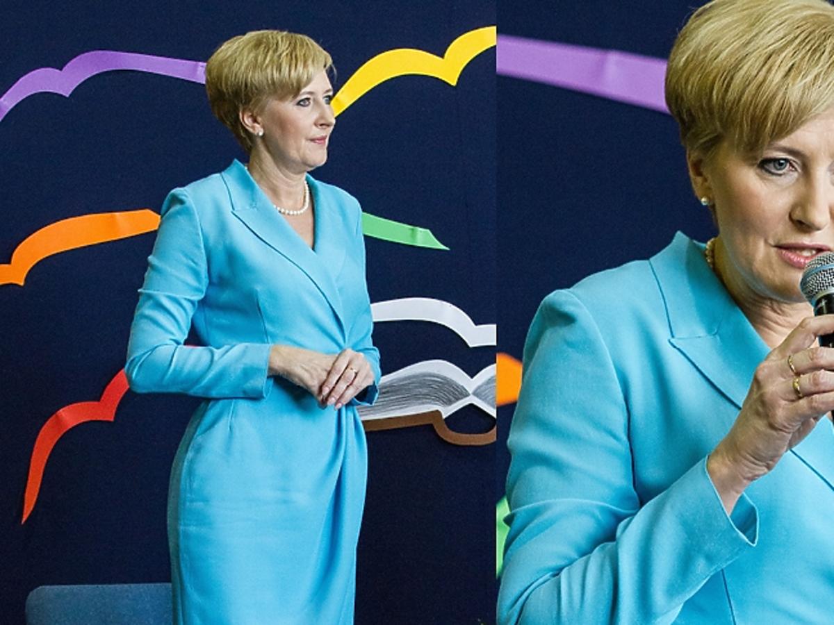 Agata Duda w turkusowej sukience i perłach z mikrofonem