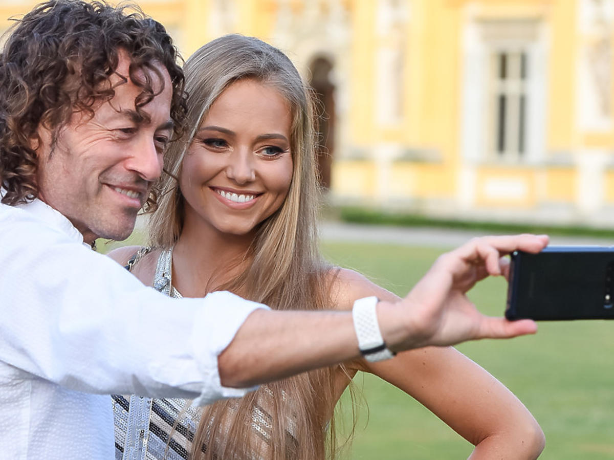 Agata i Piotr Rubikowie robią sobie selfie