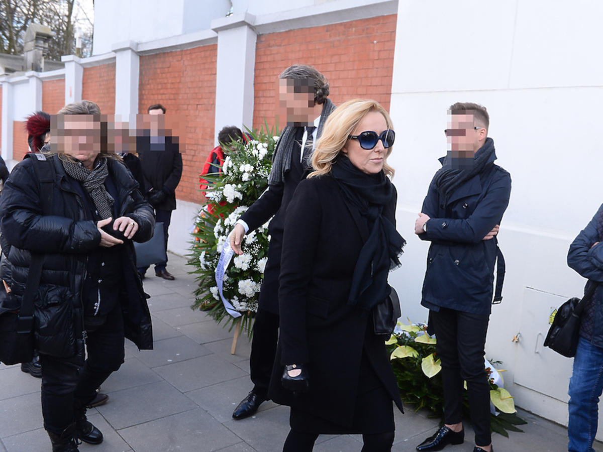 Agata Młynarska w czarnym płaszczu