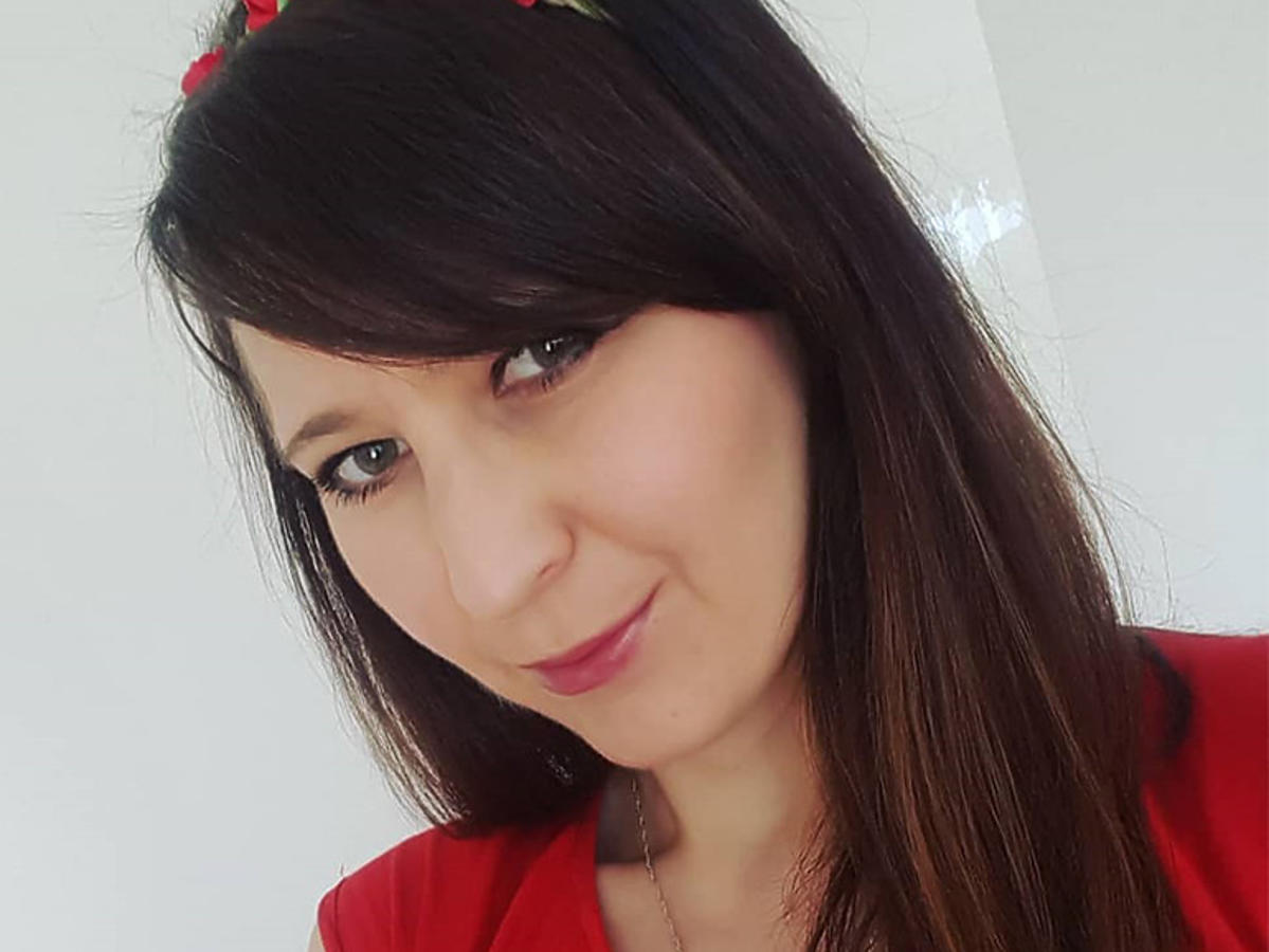 Agata Rusak z "Rolnik szuka żony" w czerwonej bluzce