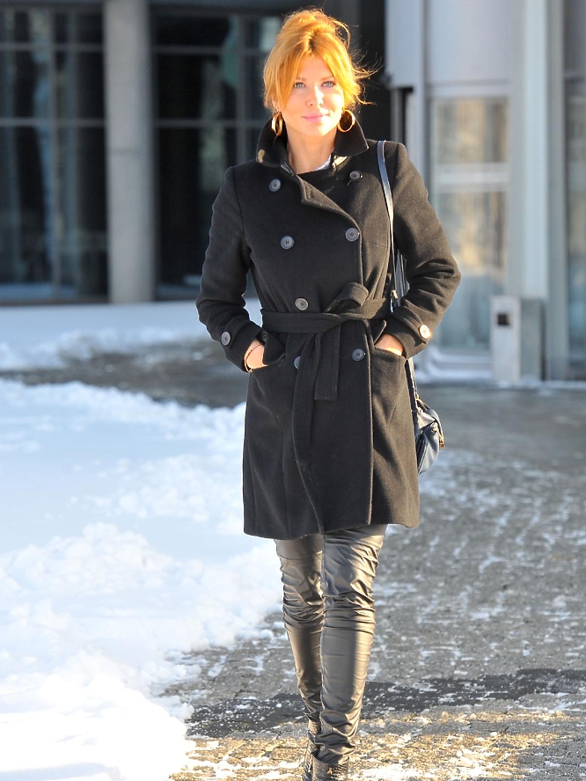 Agata Załęcka przed siedzibą TVP