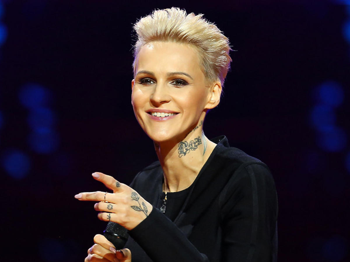Agnieszka Chylińska w czarnej bluzce na festiwalu