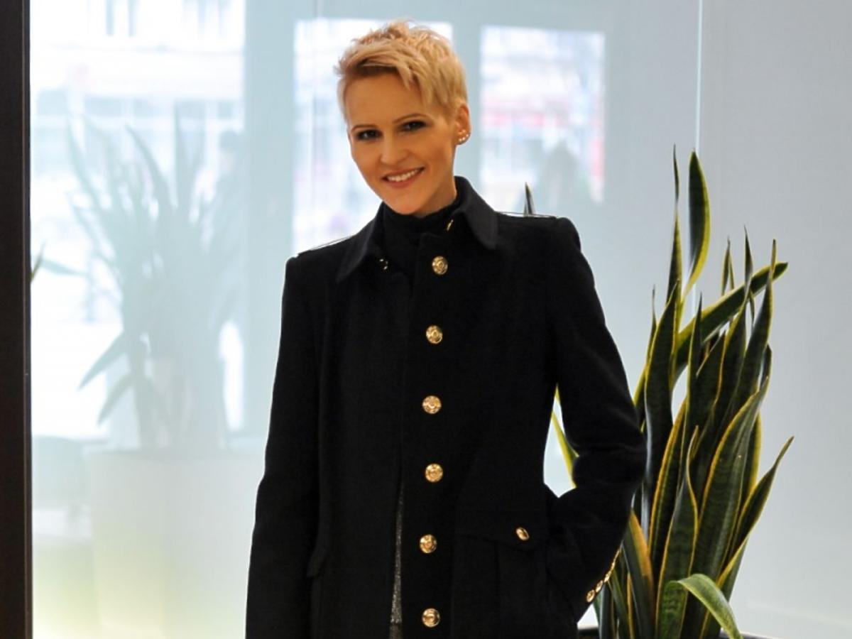Agnieszka Chylińska w czarnym płaszczu