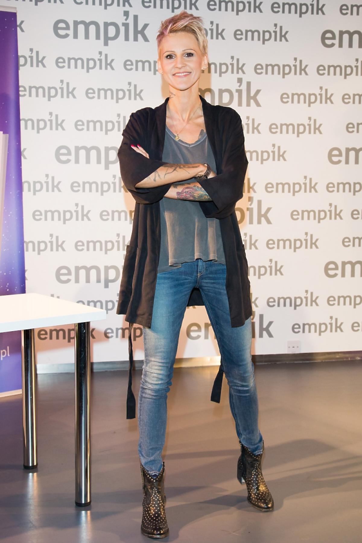 Agnieszka Chylińska w dżinsach i czarnym swetrze