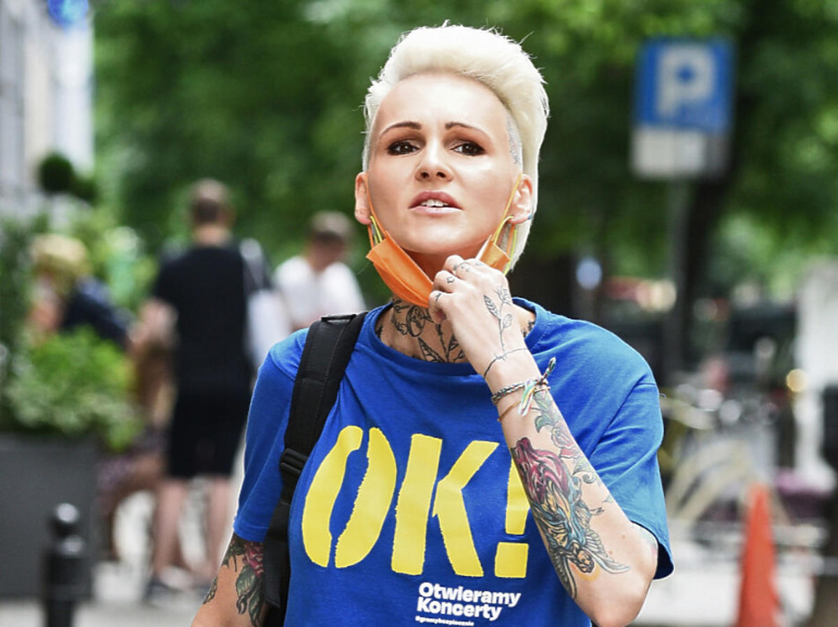 Agnieszka Chylińska w niebieskiej koszulce z żółtym napisem OK!