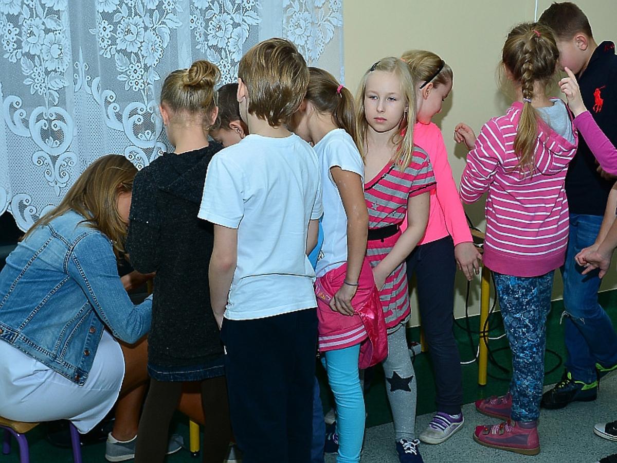 Agnieszka Kaczorowska daje autografy