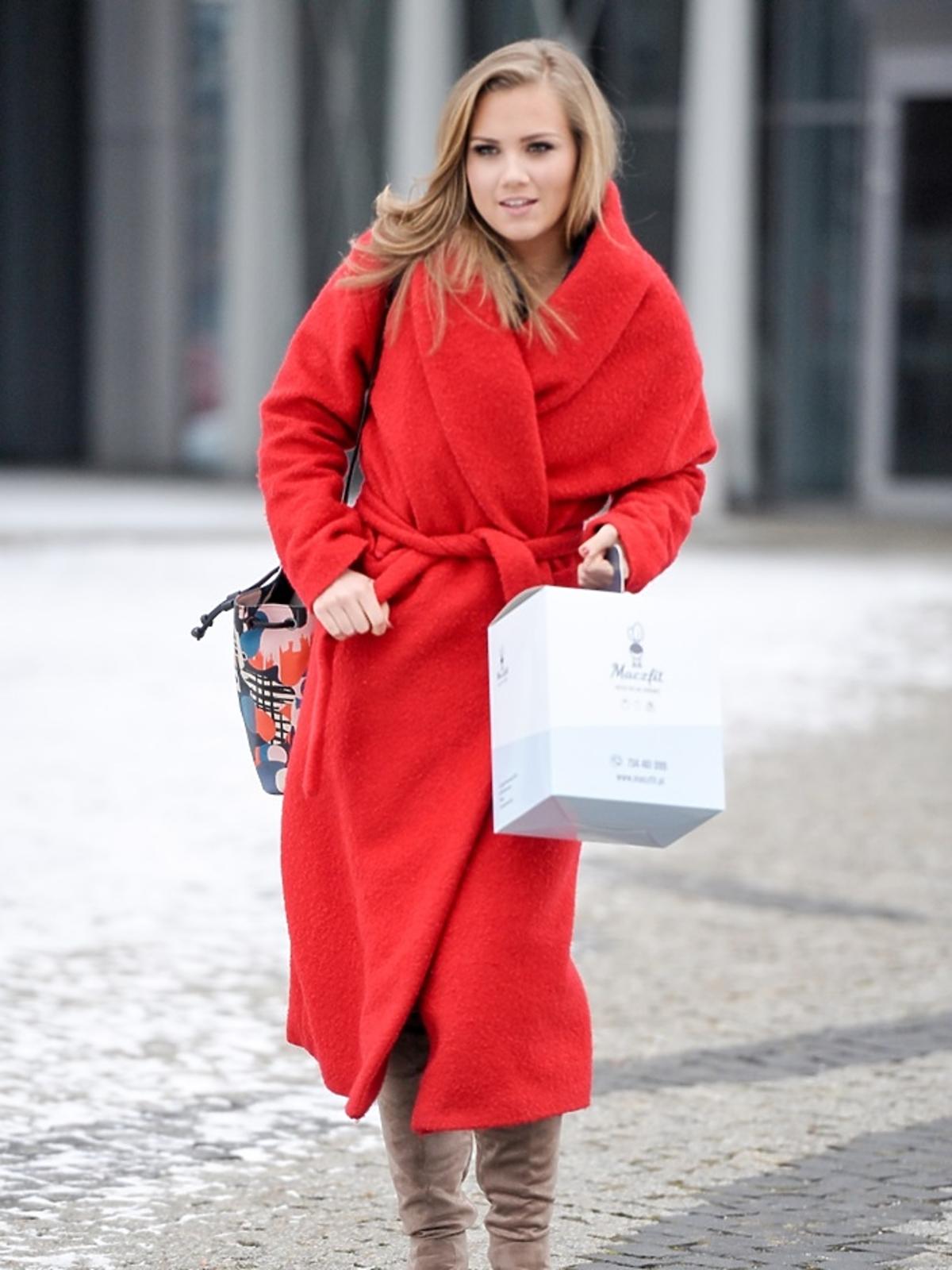 Agnieszka Kaczorowska w czerwonym płaszczu