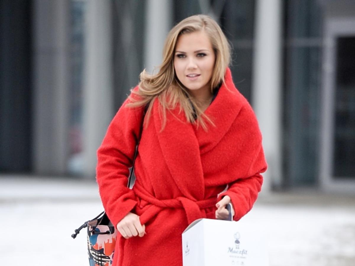 Agnieszka Kaczorowska w czerwonym płaszczu