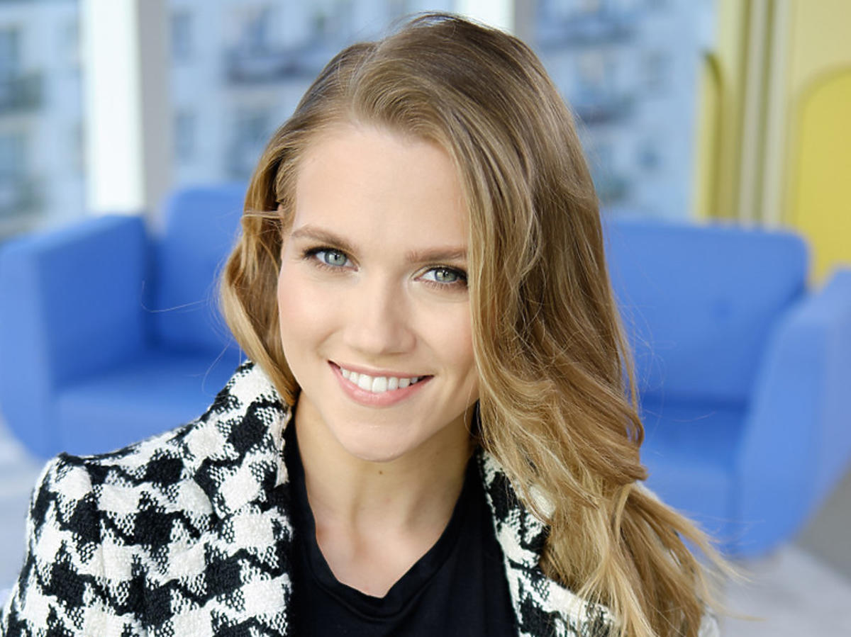 Agnieszka Kaczorowska w płaszczu w kratę