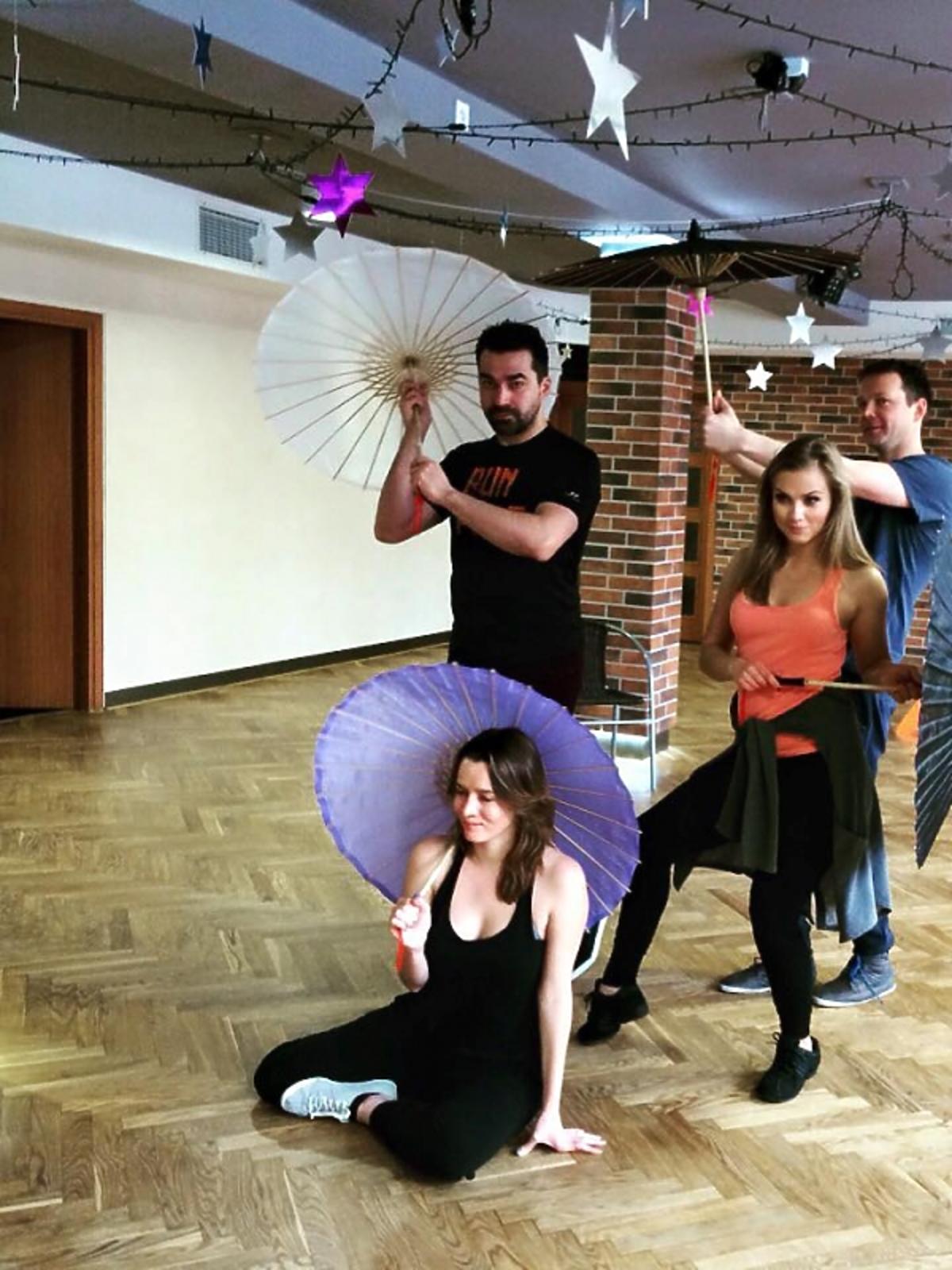 Agnieszka Kaczorowska w pomarańczowej bluzie