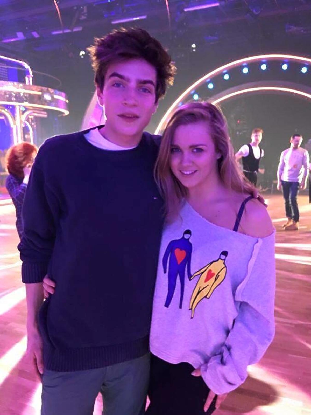 Agnieszka Kaczorowska w szarej bluzie