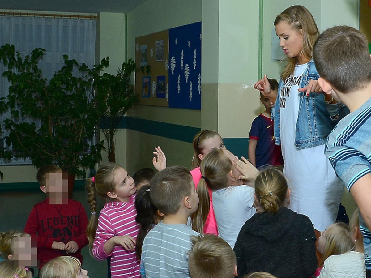 Agnieszka Kaczorowska w szarej sukience