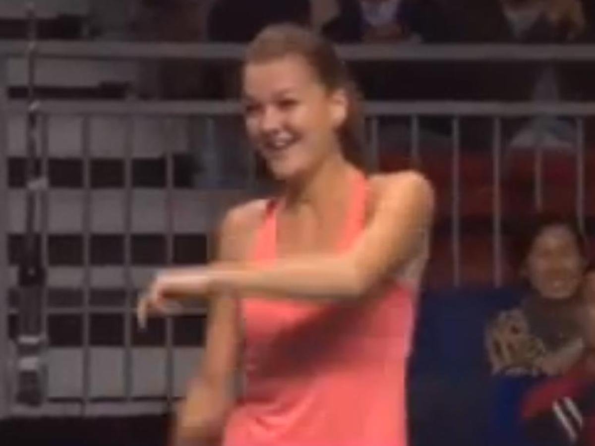 Agnieszka Radwańska tańczy na korcie tenisowym