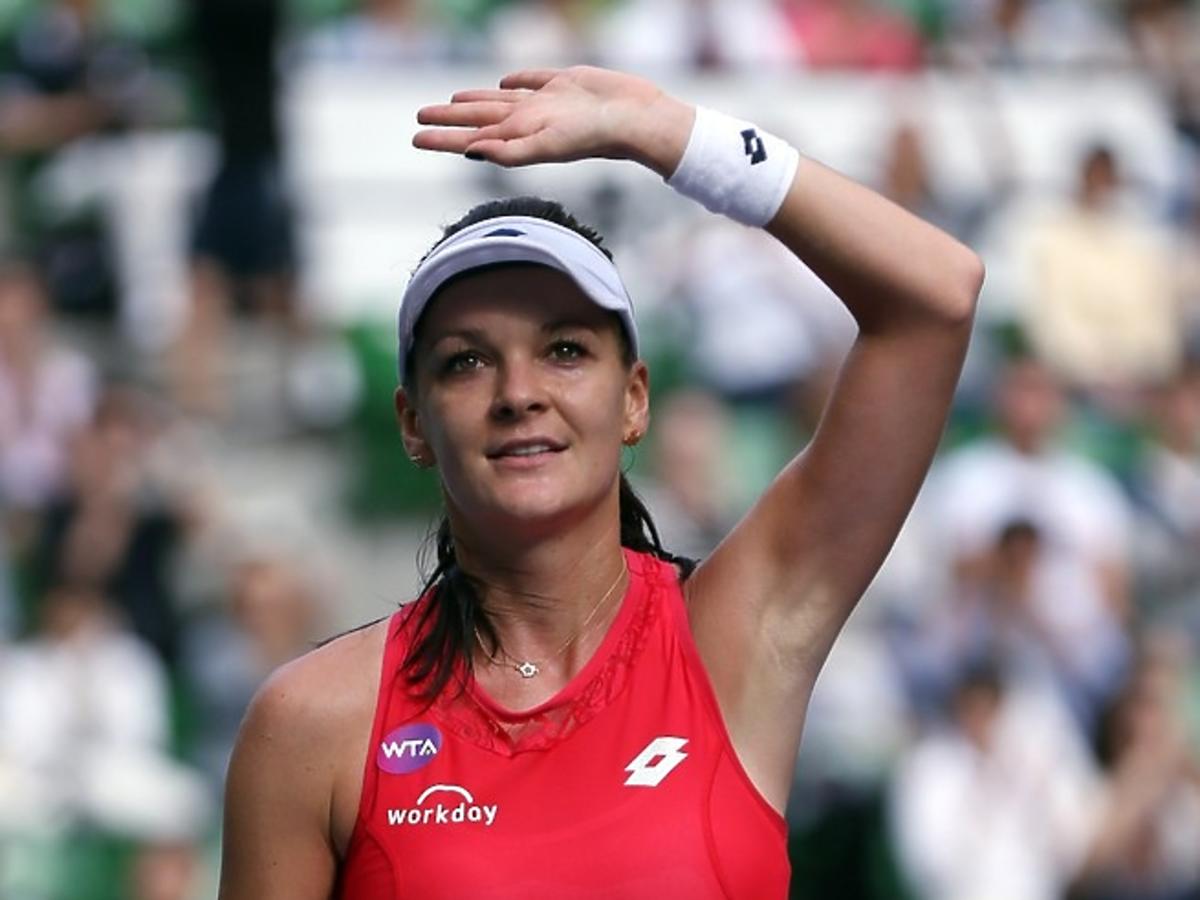 Agnieszka Radwańska w czerwonym sportowym stroju na korcie