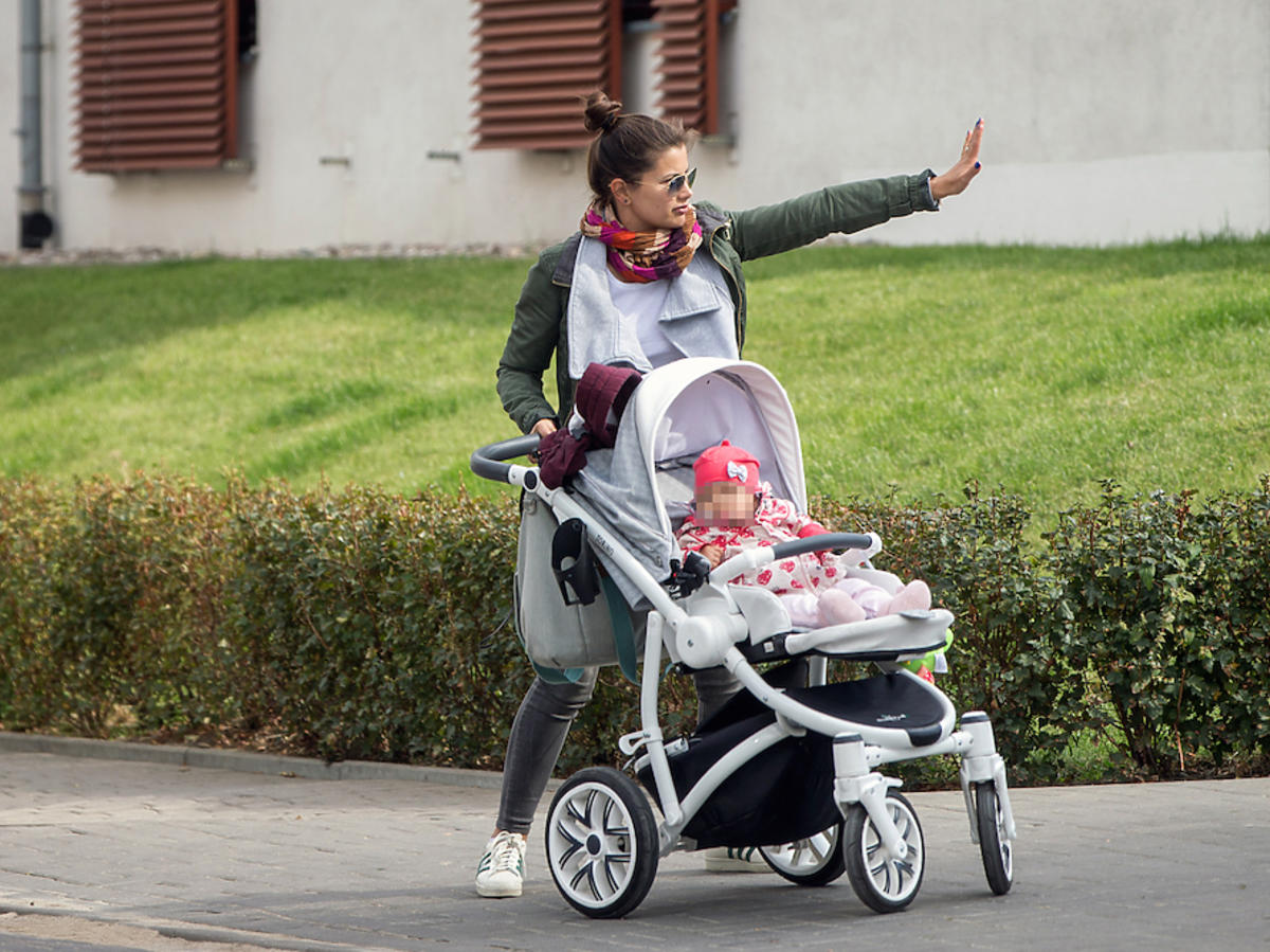Agnieszka Sienkiewicz z córką na spacerze