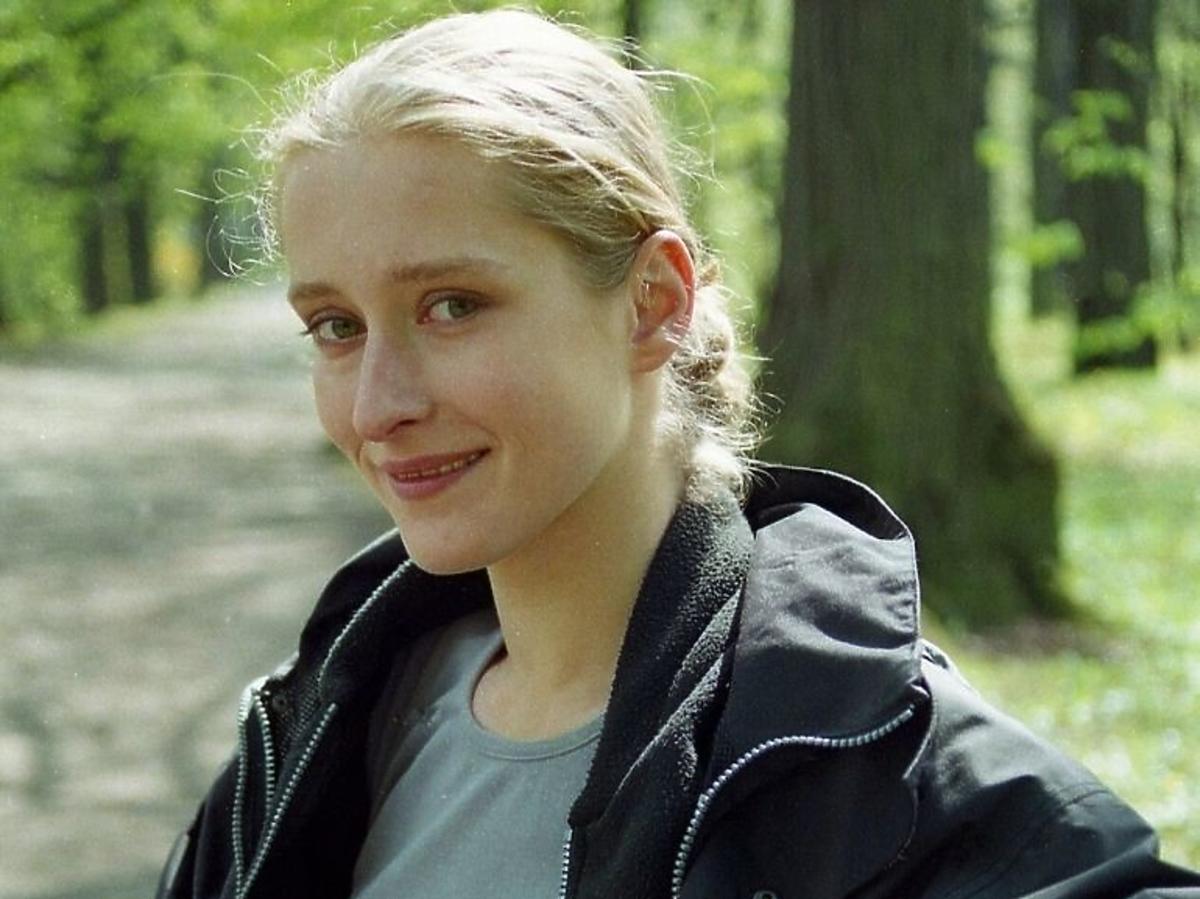 Agnieszka Sitek w czarnej kurtce na planie serialu Złotopolscy