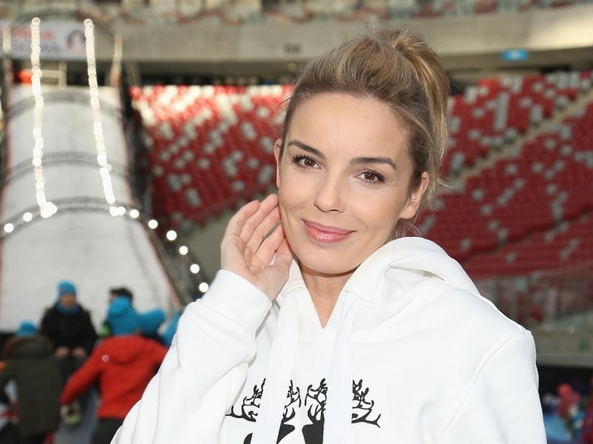 Agnieszka Włodarczyk w białej bluzie z jemiołą