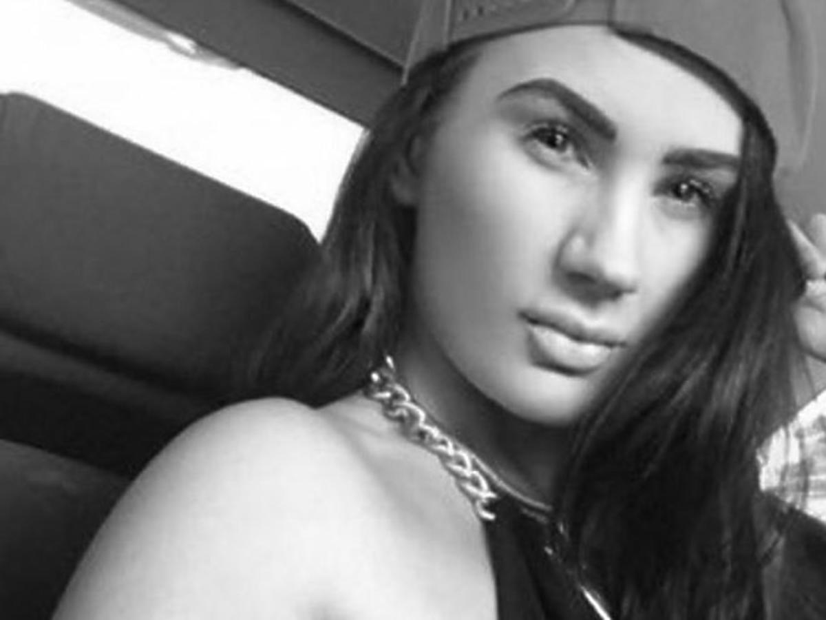 Aimee Spencer w czapce z daszkiem