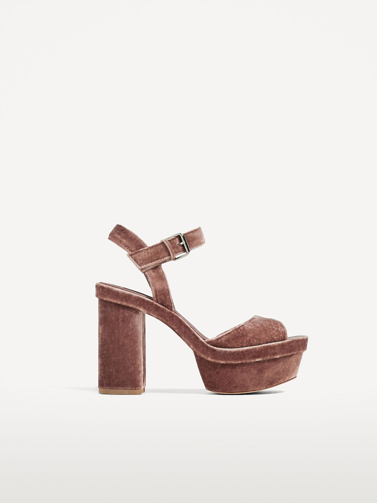 Aksamitne sandały na platformie Zara, 239 zł