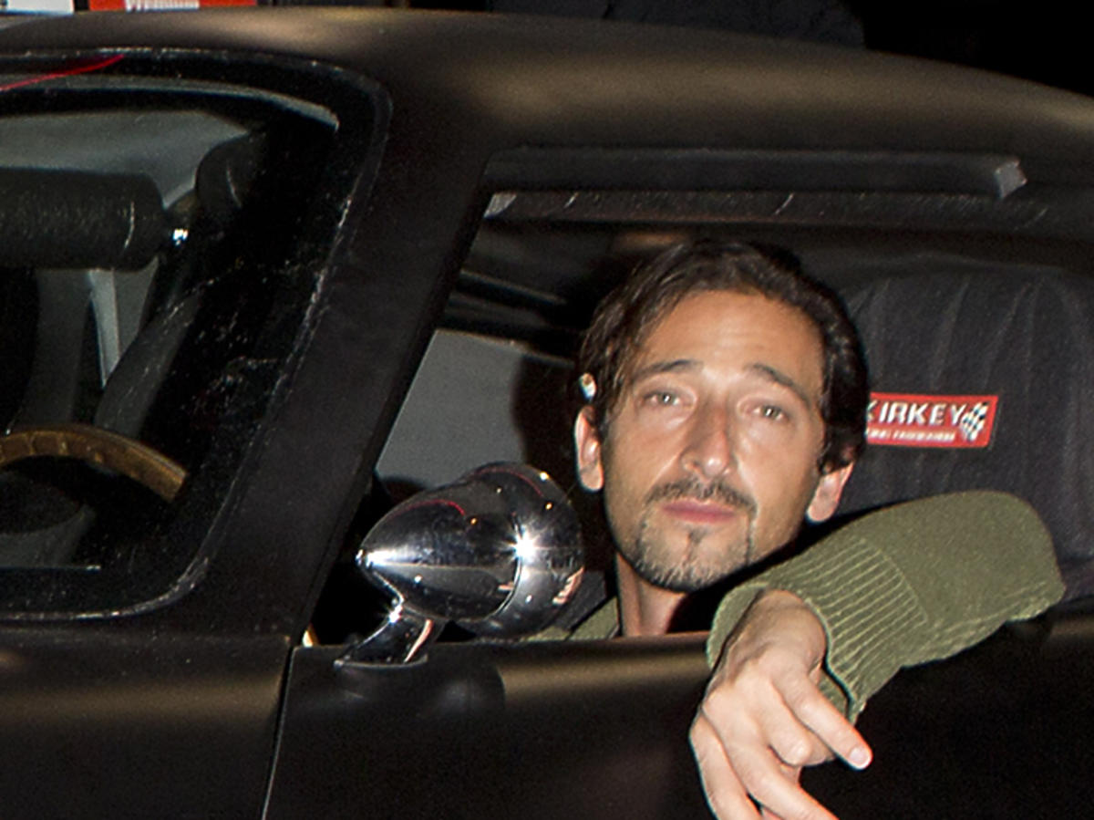 Aktor Adrien Brody w samochodzie