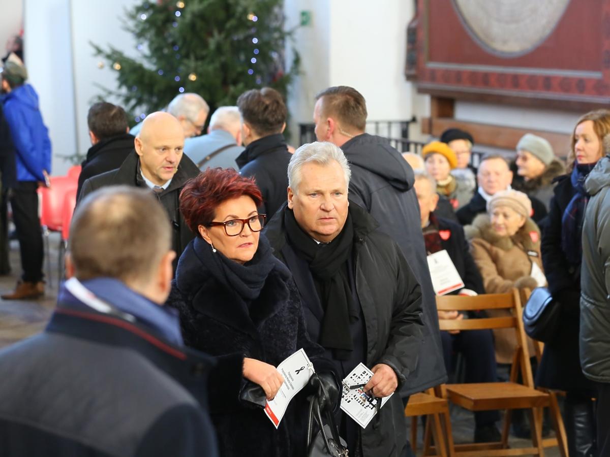 Aleksander Kwaśniewski z żoną Rodzina na pogrzebie prezydenta Gdańska Pawła Adamowicza