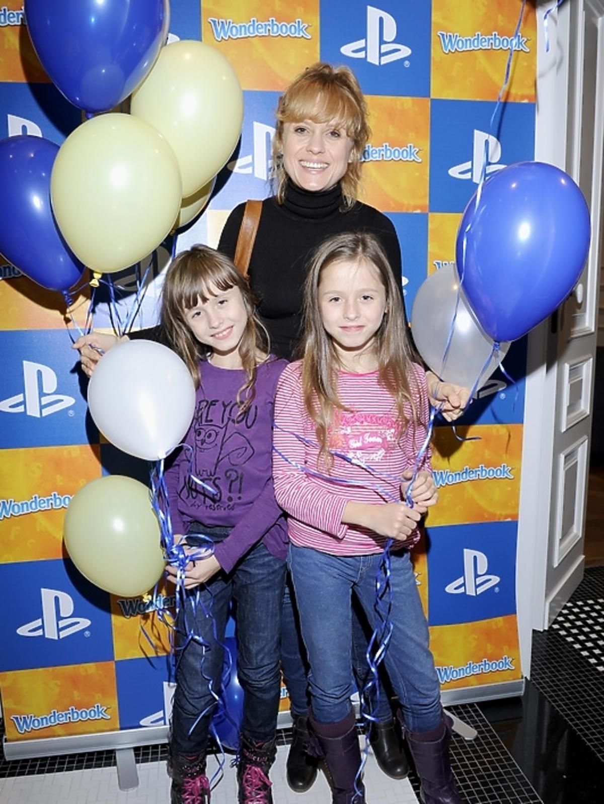 Aleksandra Woźniak z córkami na premierze PlayStation 3 - Wonderbook: Księga Czarów