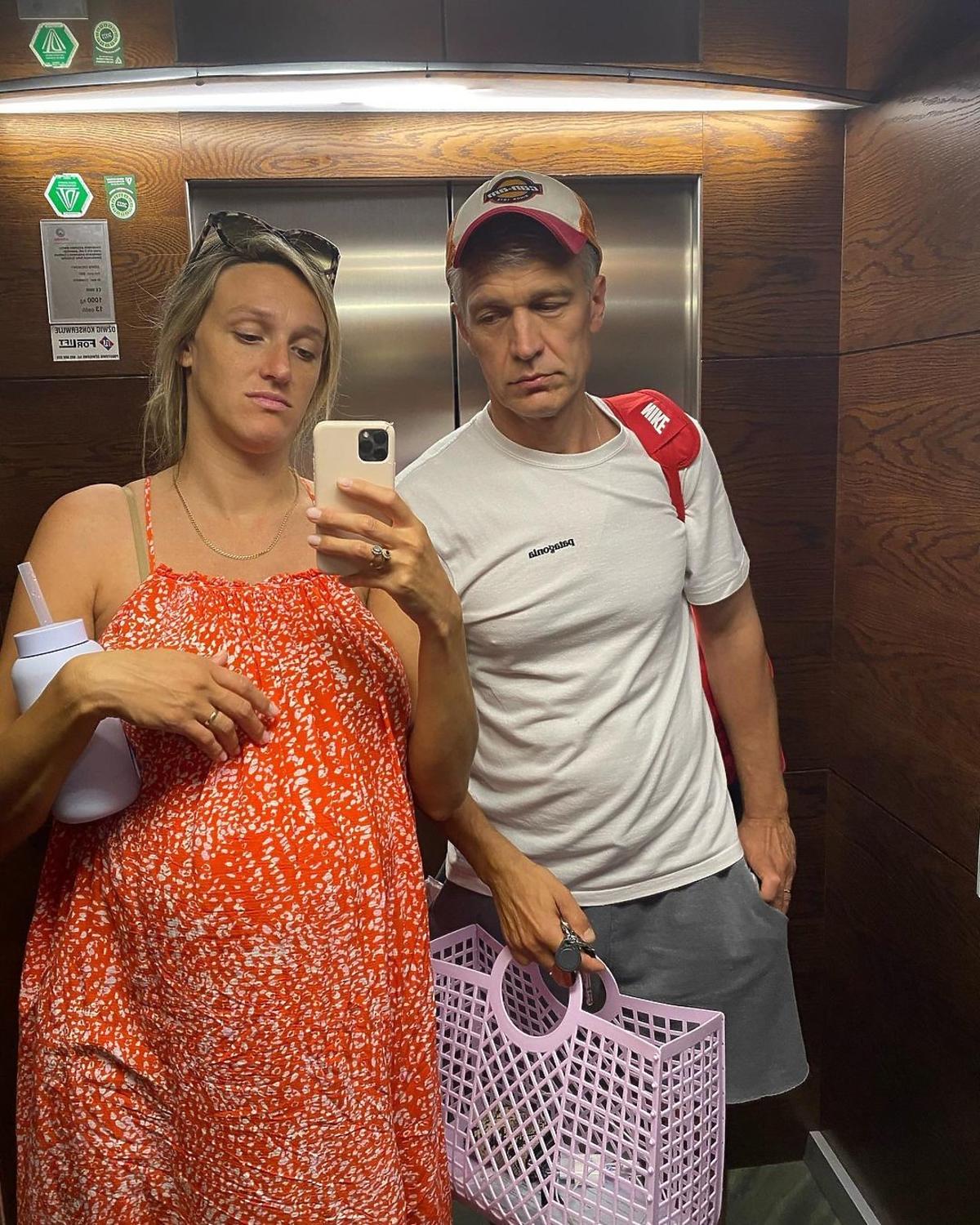 Aleksandra Żebrowska karmi córkę piersią w windzie
