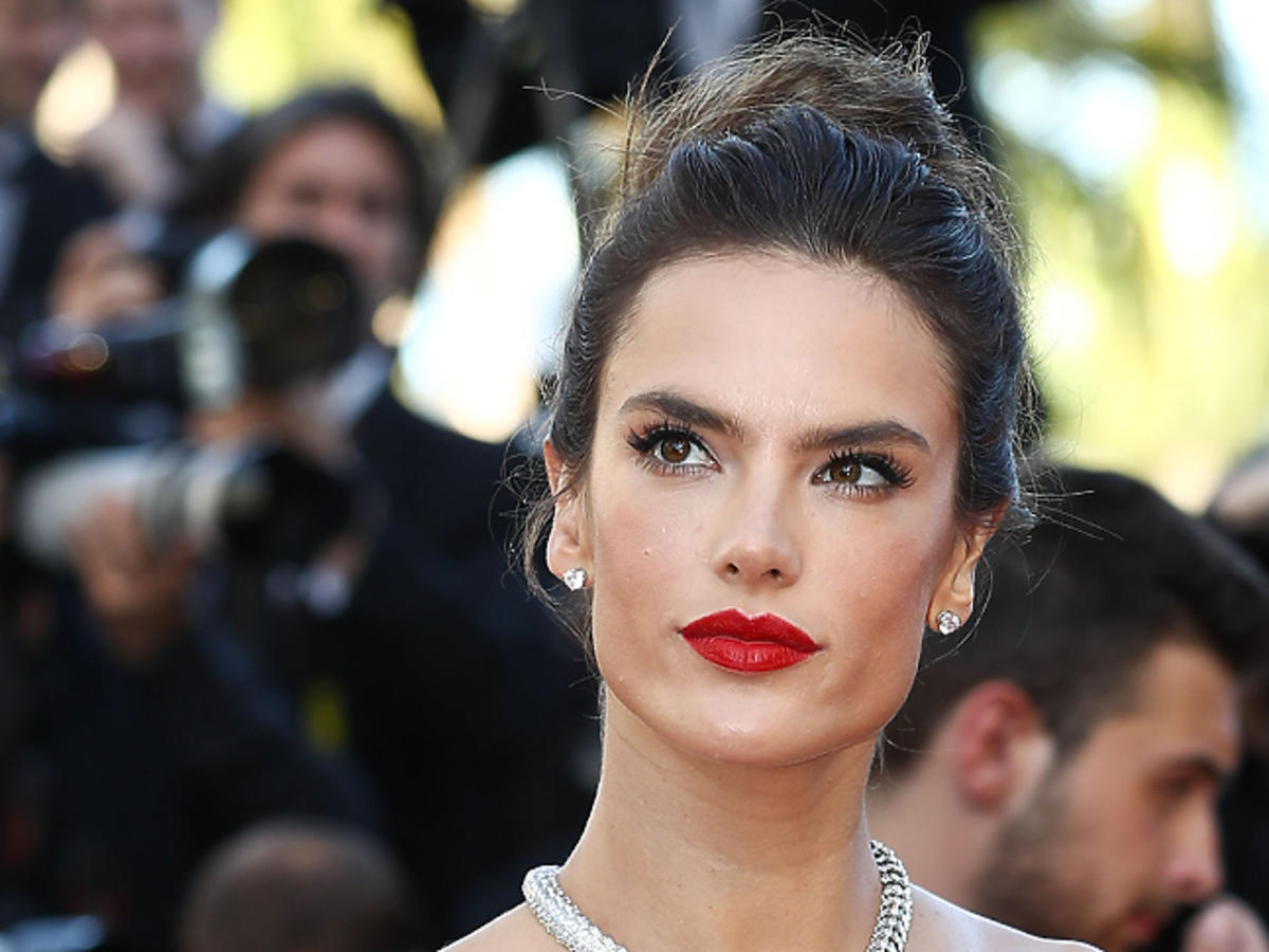 Alessandra Ambrosio w koku i z czerwonymi ustami