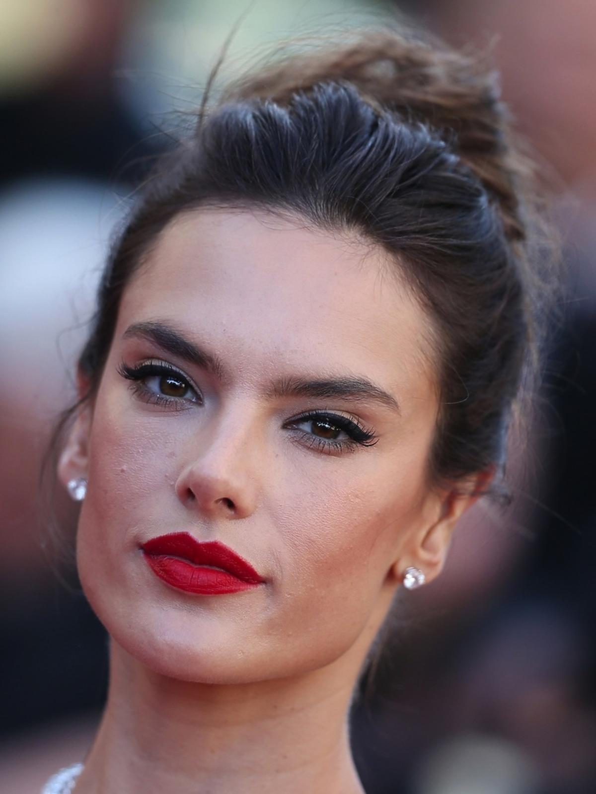 Alessandra Ambrosio z czerwoną szminką w koku