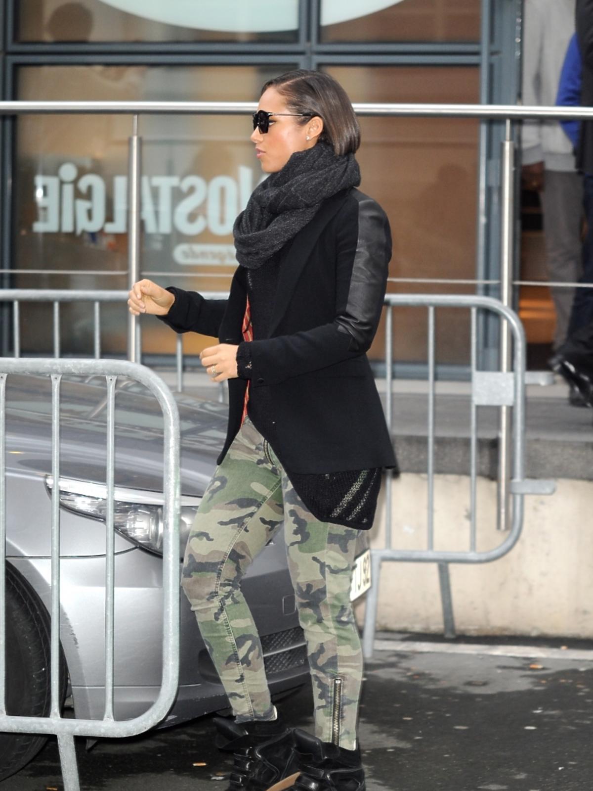 Alicia Keys w spodniach moro
