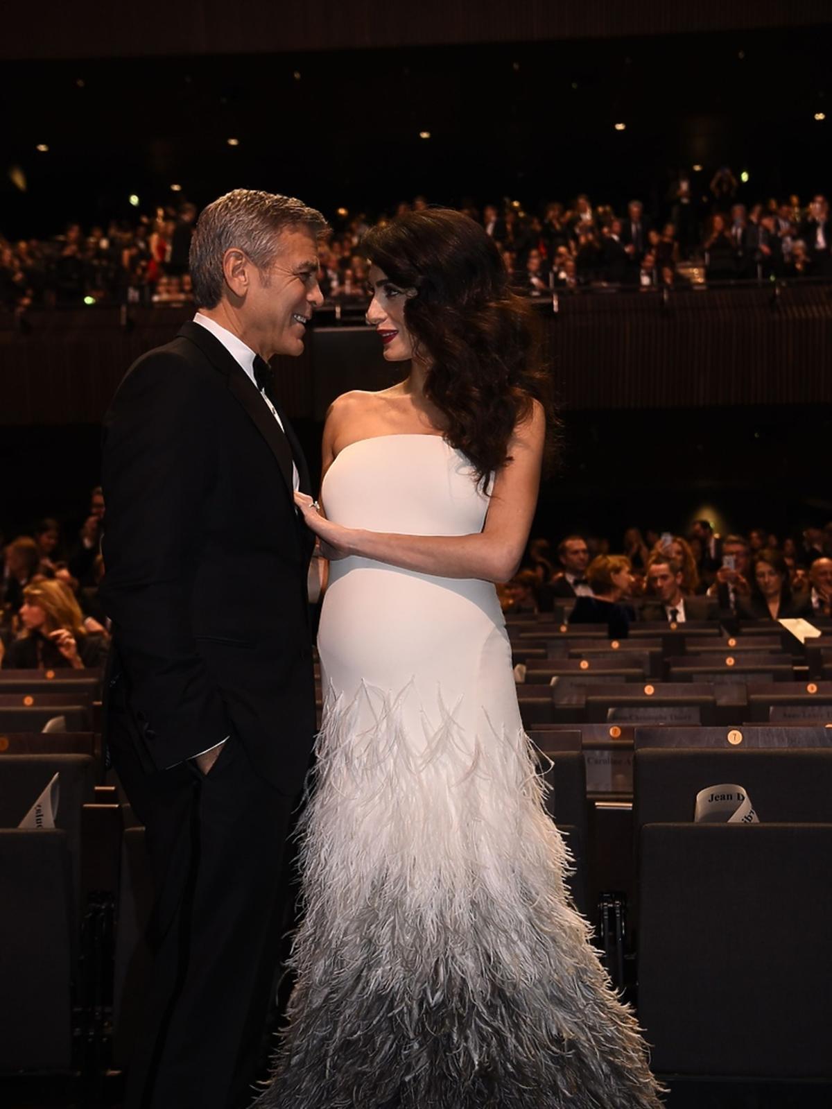 Amal Clooney w białej sukni