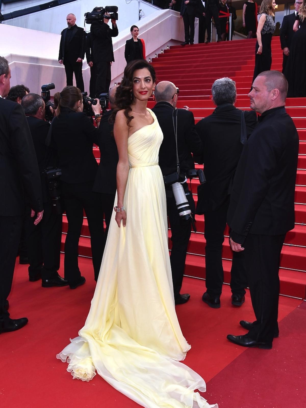 Amal Clooney w długiej jasnożółtej sukni