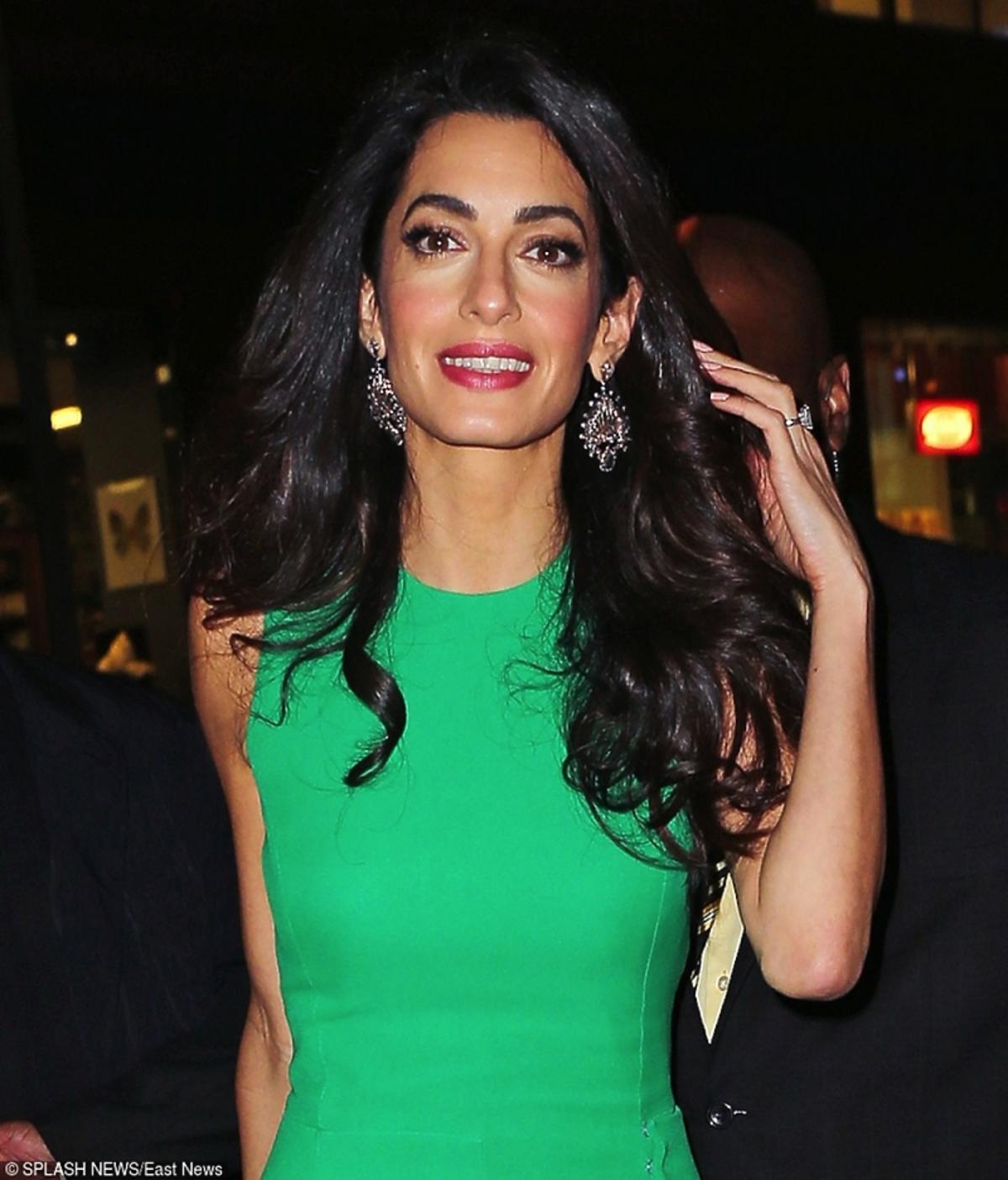 Amal Clooney w zielonej sukience i z dużymi kolczykami
