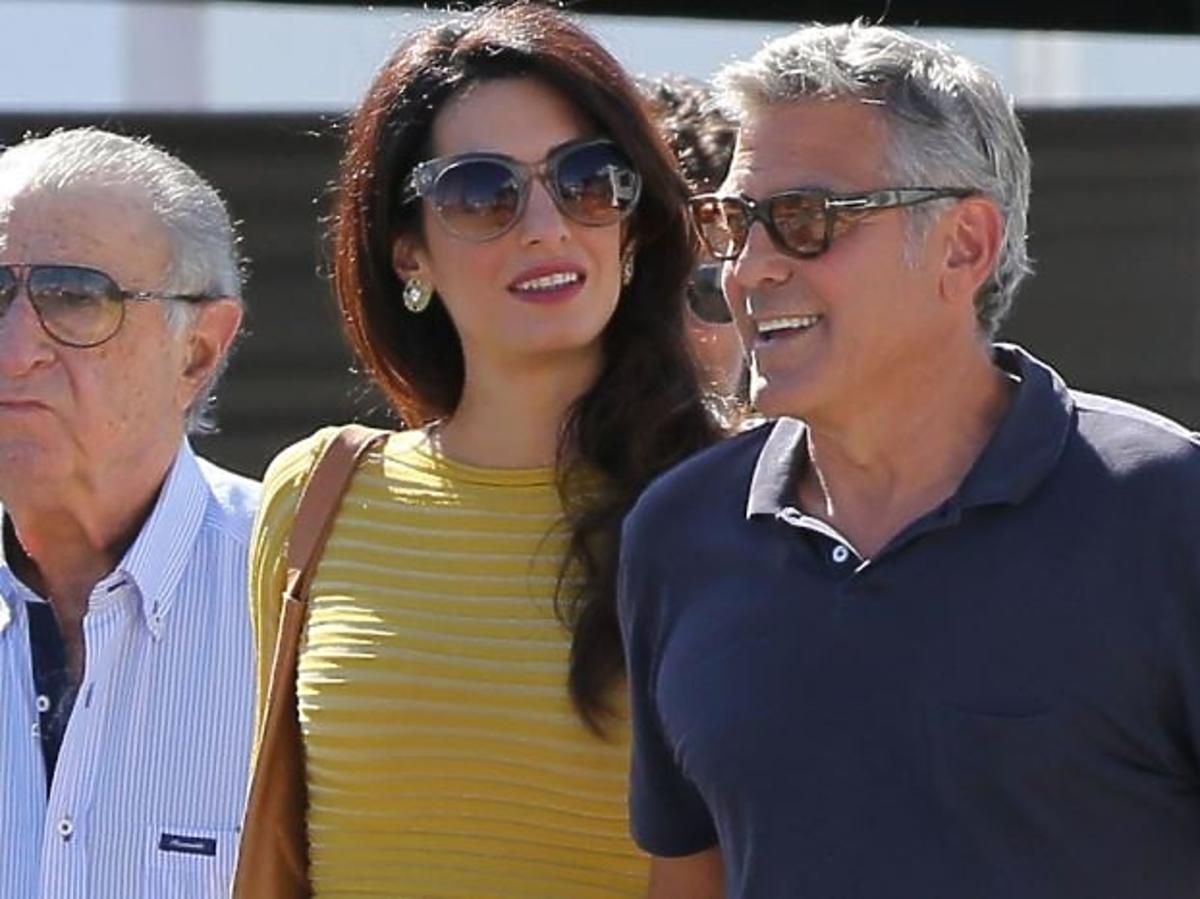 Amal Clooney w żółtej bluzce