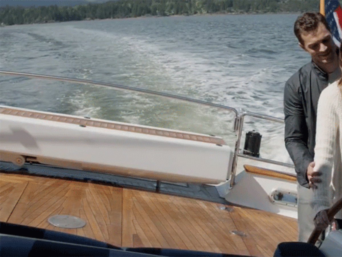 Anastasia Steele  i Christian Grey na łodzi