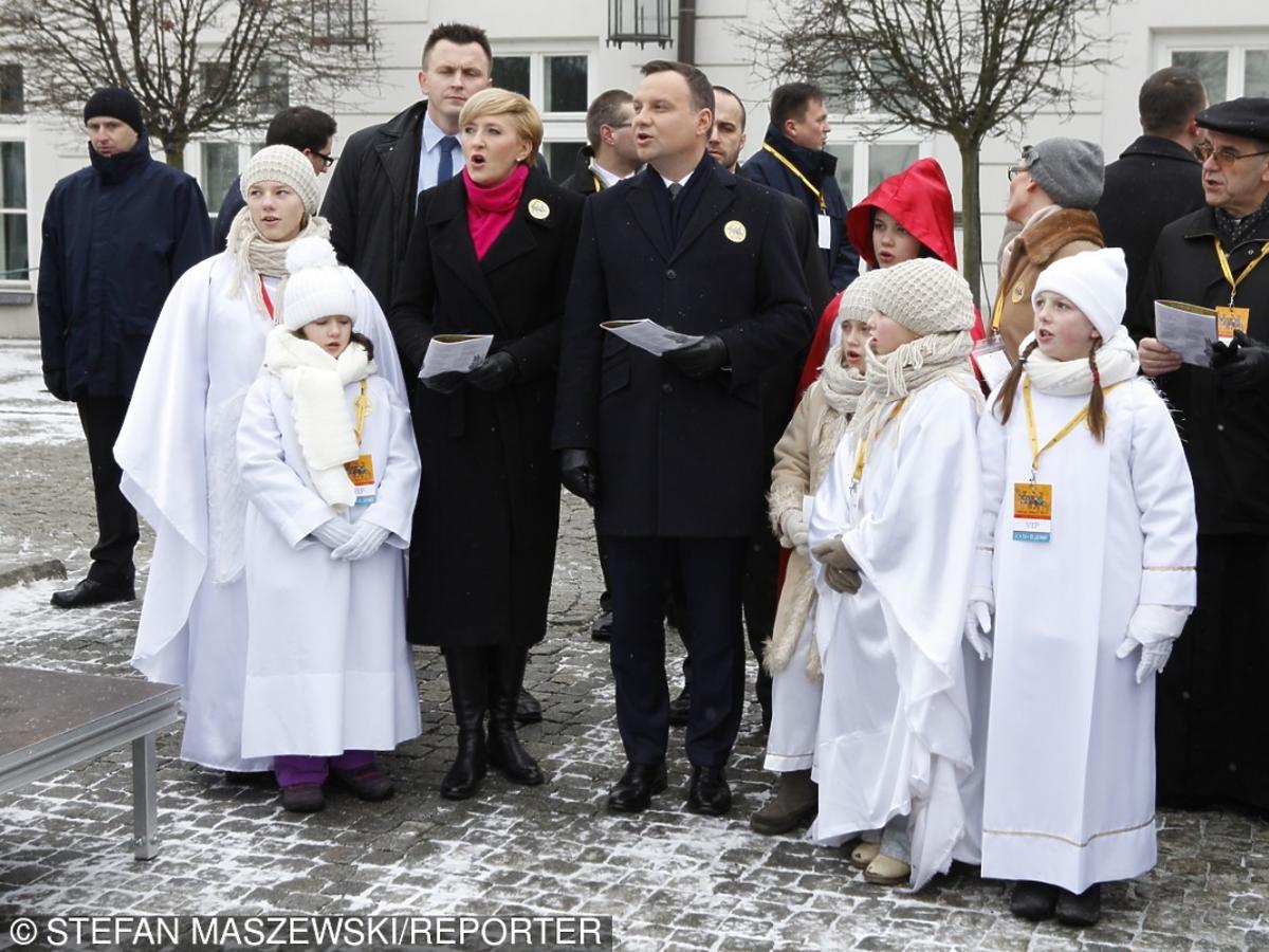 Andrzej Duda i Agata Duda śpiewają na pochodzie Trzech Króli 2016