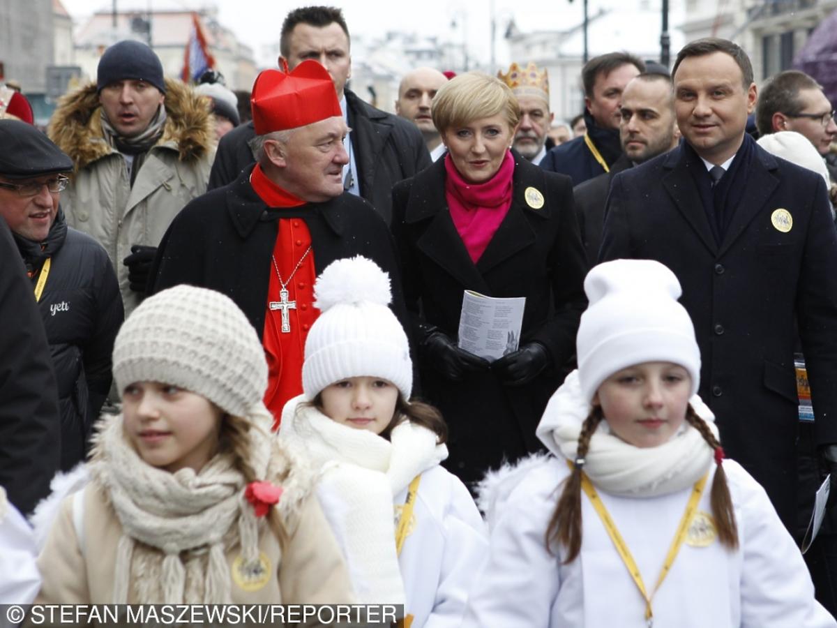 Andrzej Duda i Agata Duda w amarantowym szaliku na pochodzie Trzech Króli 2016