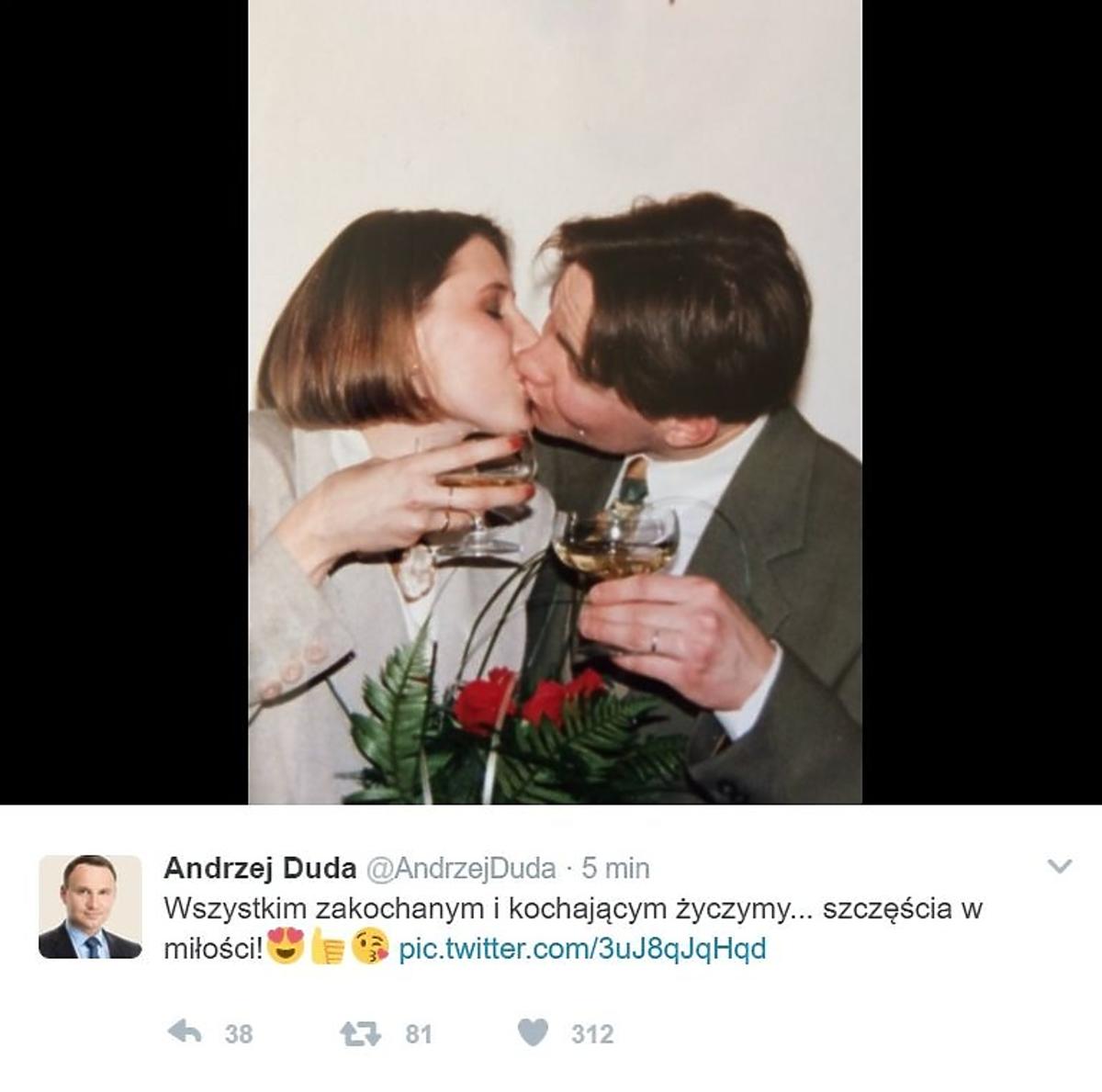 Andrzej Duda Całuje żonę Na Zdjęciu Sprzed Lat 0786