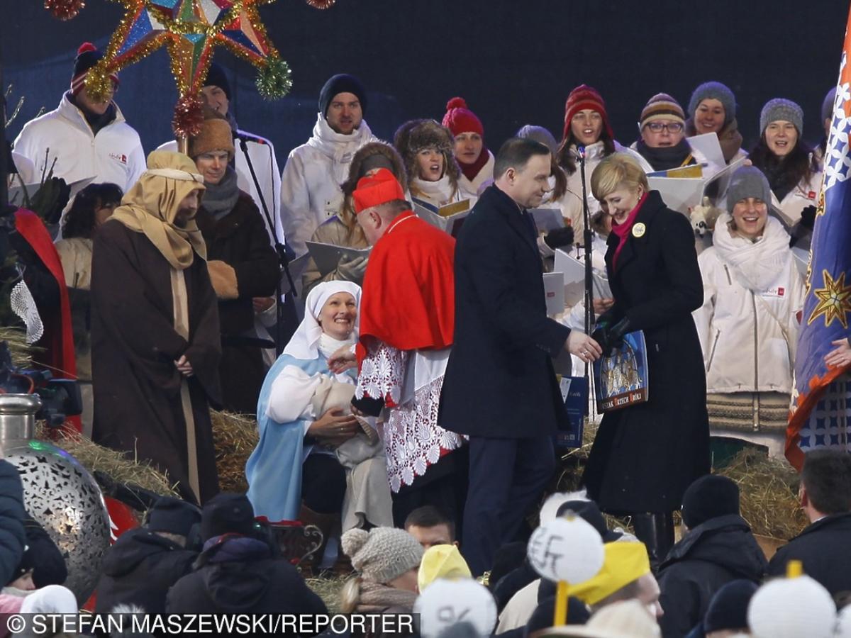 Andrzej Duda w czarnych rękawiczkach i Agata Duda w ciemnym płaszczu na pochodzie Trzech Króli 2016